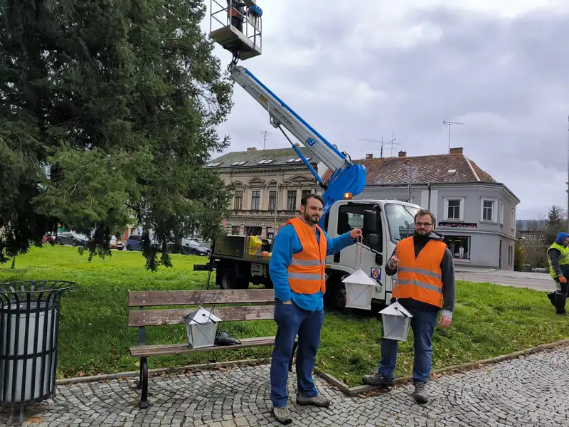 Dalibor a Martin Peklákovi - instalace velkých luceren na venkovní strom