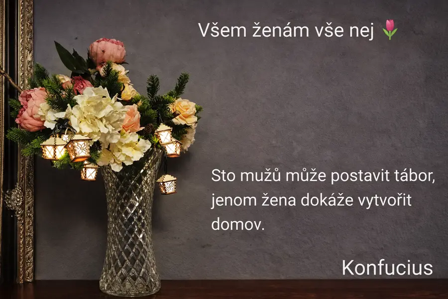 Květinová dekorace s citátem o ženách a jejich významu pro rodinu a společnost