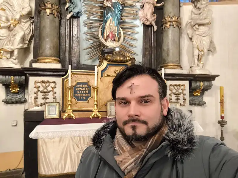 osobní fotografie z kostela při udílení popelce s popelem na čele