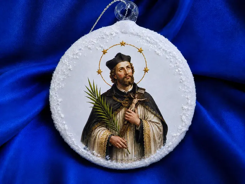 svíčka a jemný popel s ratolestmi jako symbol ticha a zamyšlení Popeleční středy