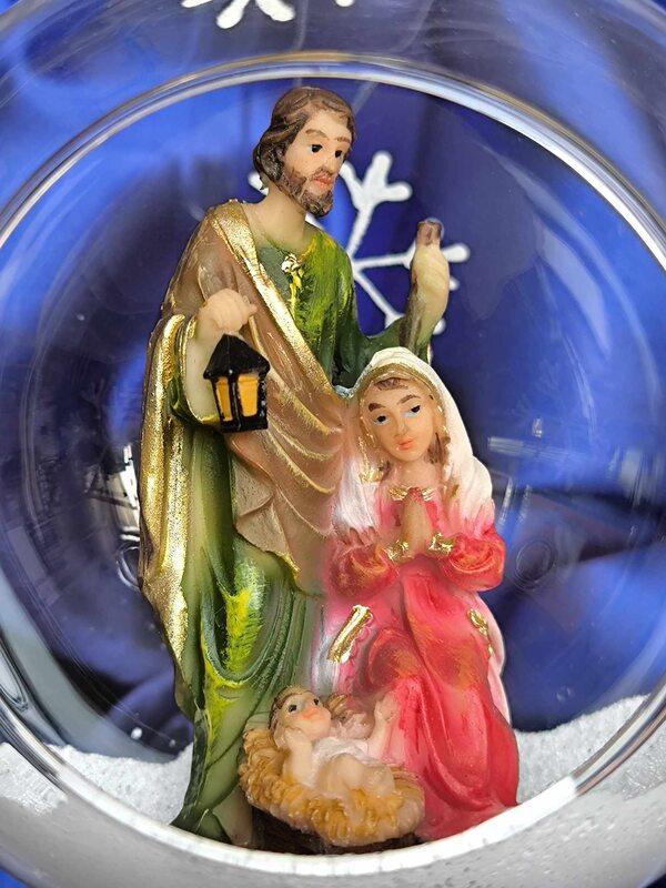 Vánoční koule 2024 Svatá rodina s jesličkami 1 ks