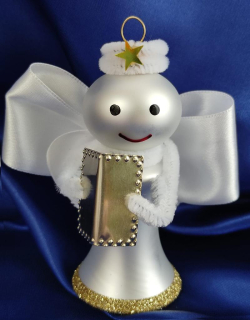 Vánoční figurka zvonící anděl RAFAEL - BÍLÝ 1 ks